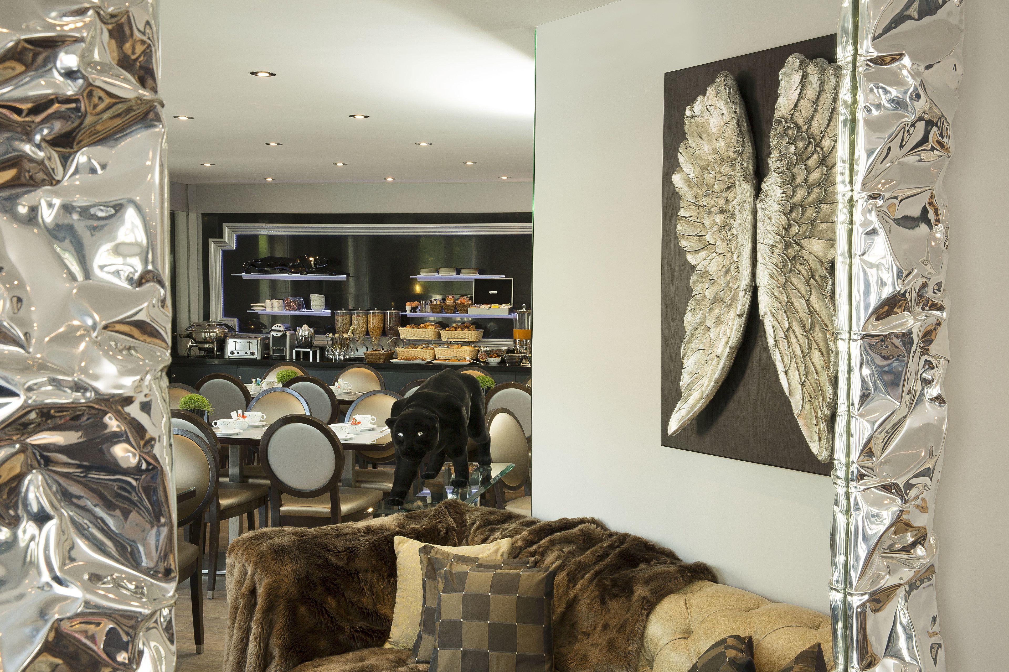 Hotel Plaza Elysées 4*