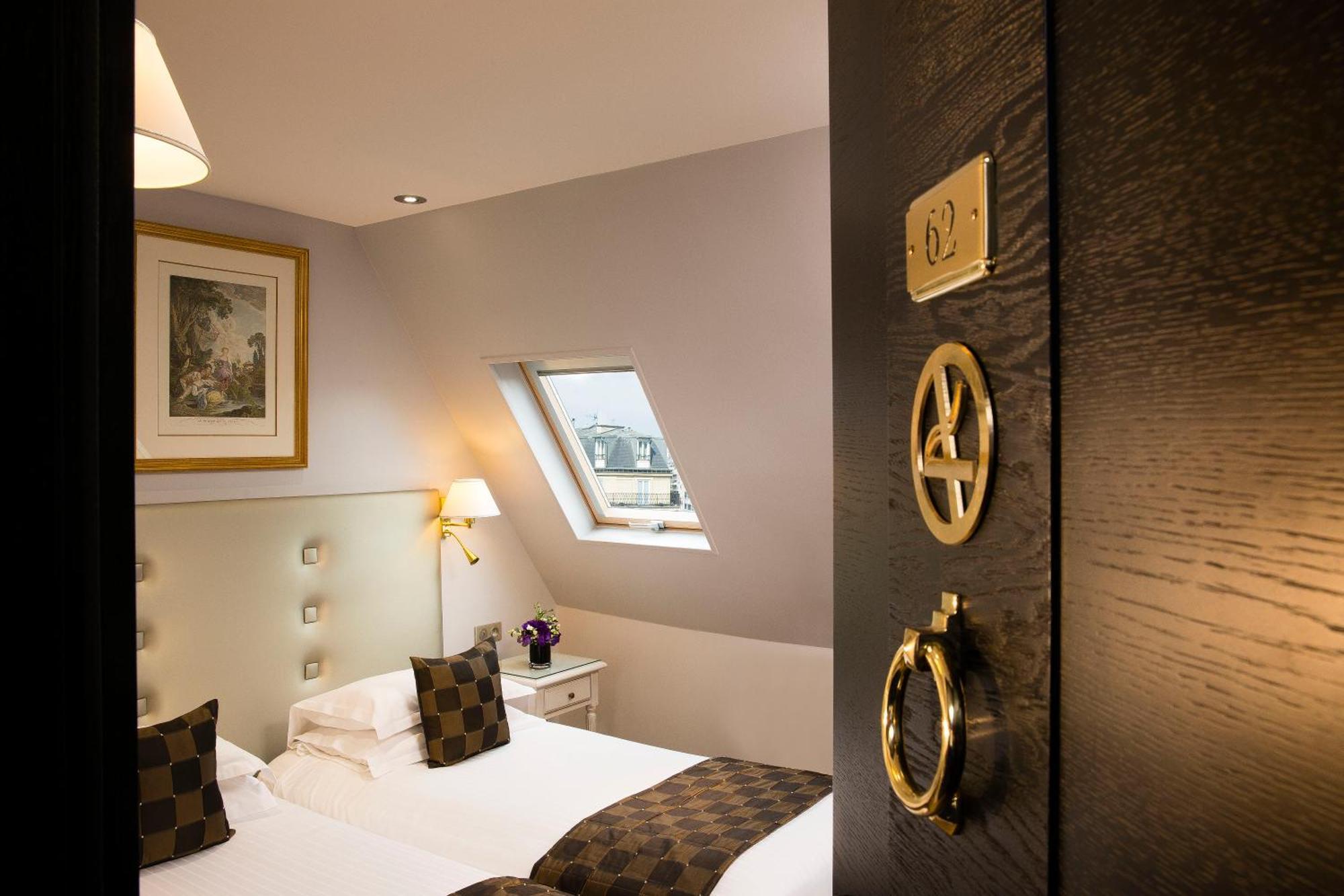 Hotel Plaza Elysées 4*