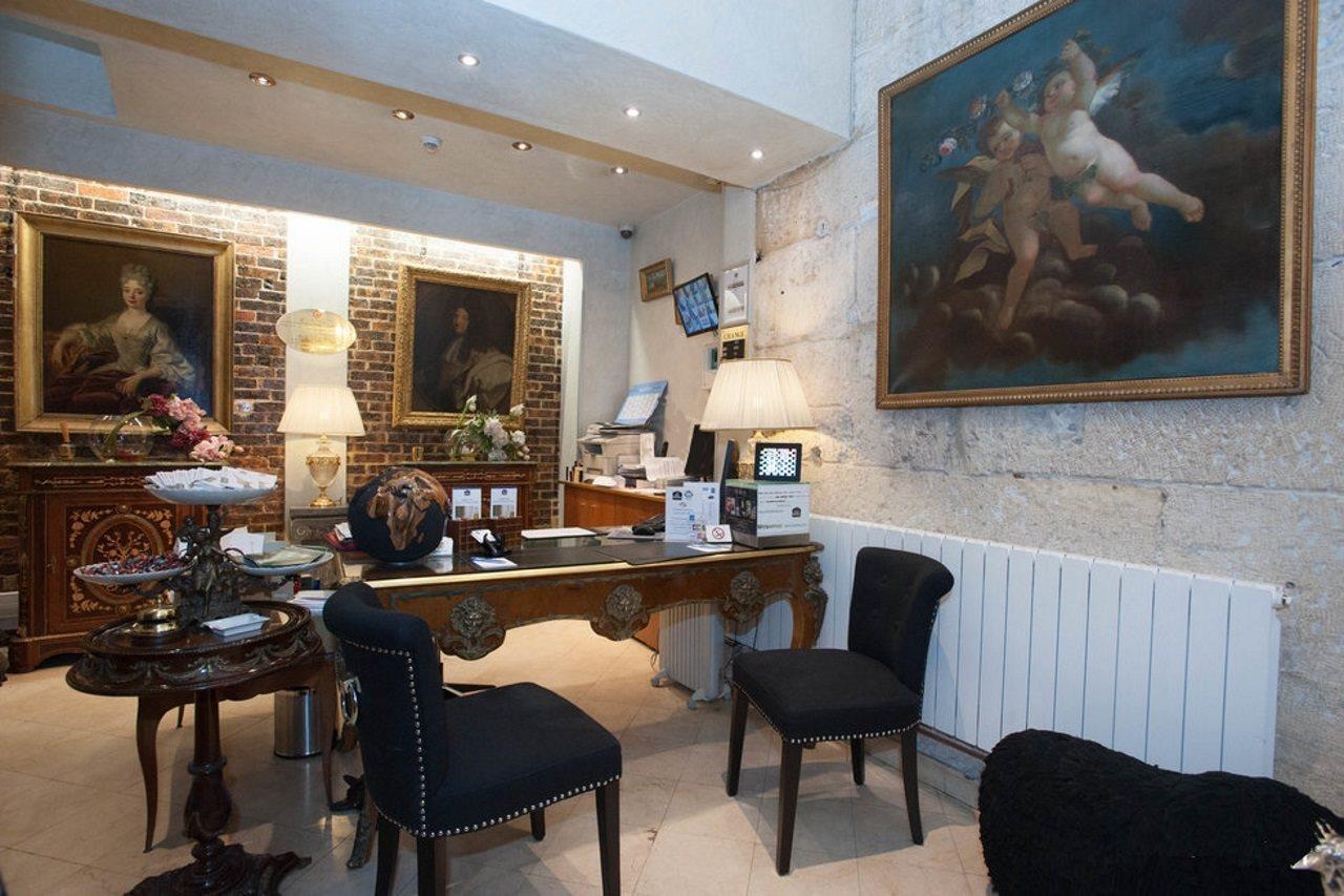 Hotel Plaza Elysées Parigi