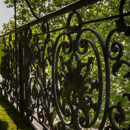 Hotel Plaza Elysées 4*